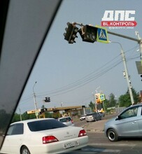 На загруженном перекрестке Благовещенска повис светофор