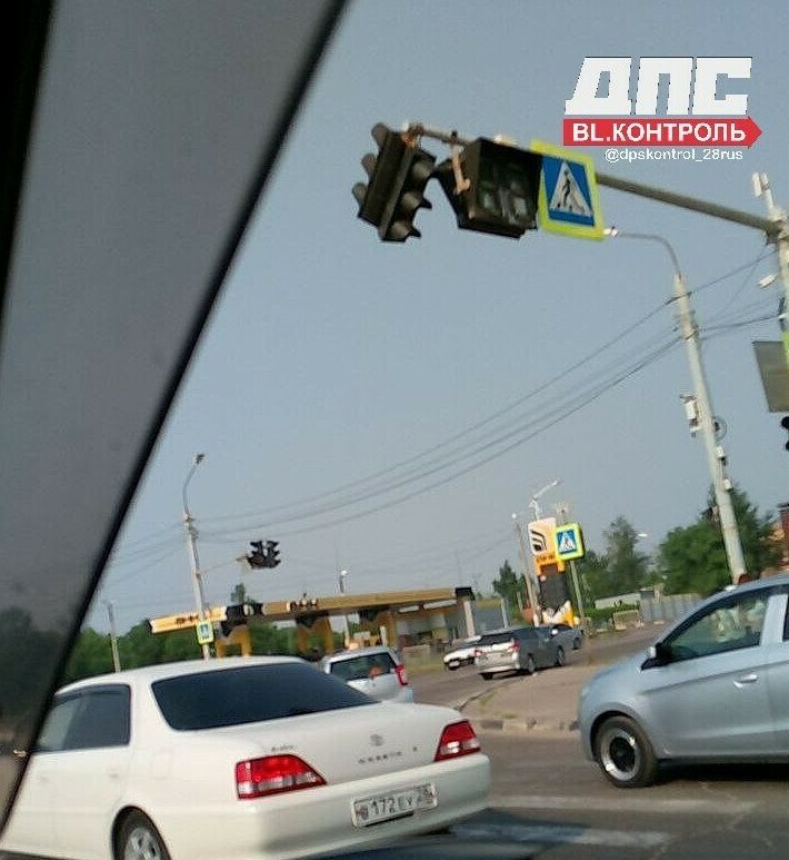 На загруженном перекрестке Благовещенска повис светофор