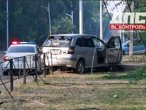 В Благовещенске водитель проломил ограждение и вылетел с проезжей части
