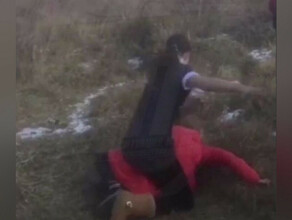 В Приморье школьницу избивала сверстница остальные снимали это на телефон видео 18