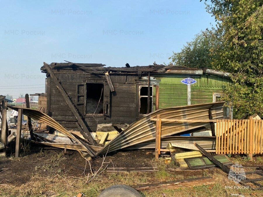 В МЧС рассказали подробности пожара в Свободном где сгорел дом многодетной семьи фото