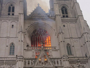Во Франции потушили пожар в кафедральном соборе Нанта