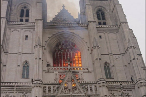 Во Франции потушили пожар в кафедральном соборе Нанта