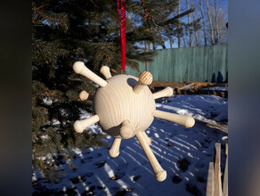 Амурчанин сделал деревянную новогоднюю игрушку в виде коронавируса Уже появились покупатели