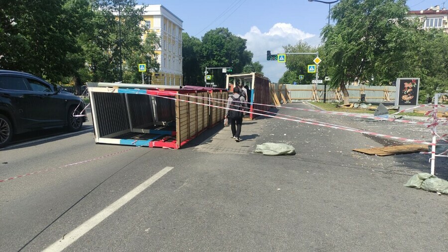 В центре Благовещенска рухнуло ограждение которое должно было обезопасить пешеходов видео