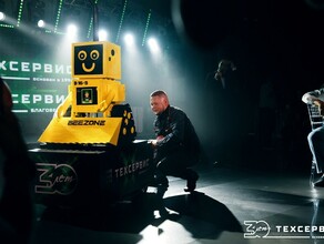 Торт в форме бульдозера и необычный подарок от зарубежных партнеров двойной юбилей отметила крупная компания в Благовещенске
