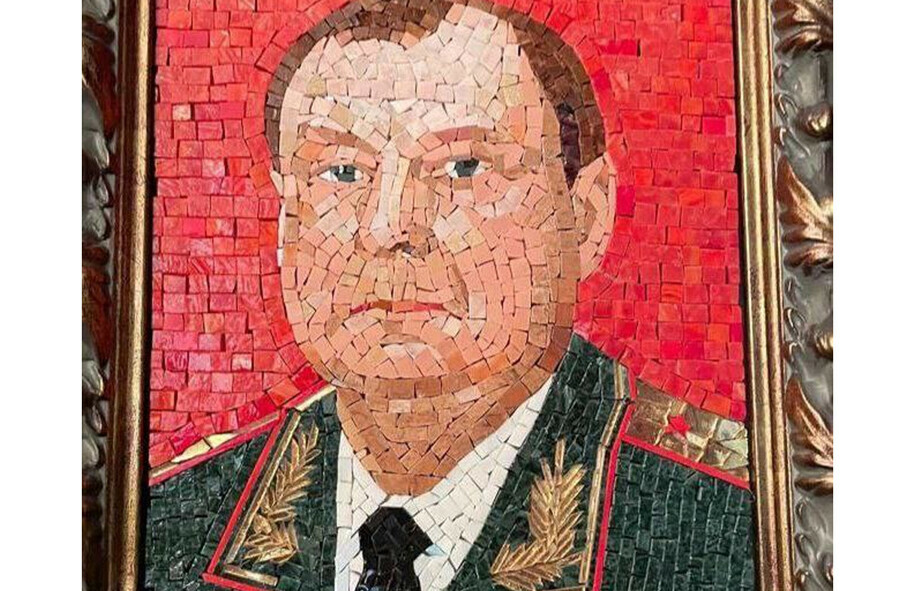 Портреты с прицелом на величие нашли у арестованного эксзамминистра обороны  РФ фото