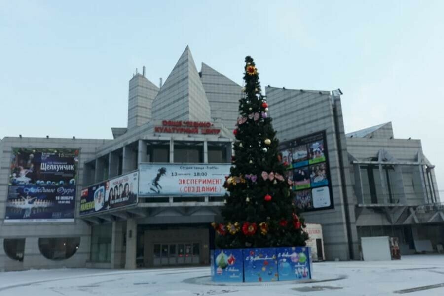 На площадке около ОКЦ установили новогоднюю елку фото видео