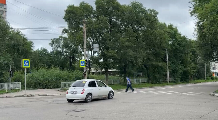 В Благовещенске пешеходу пришлось убегать от автомобиля чтобы не быть задавленным