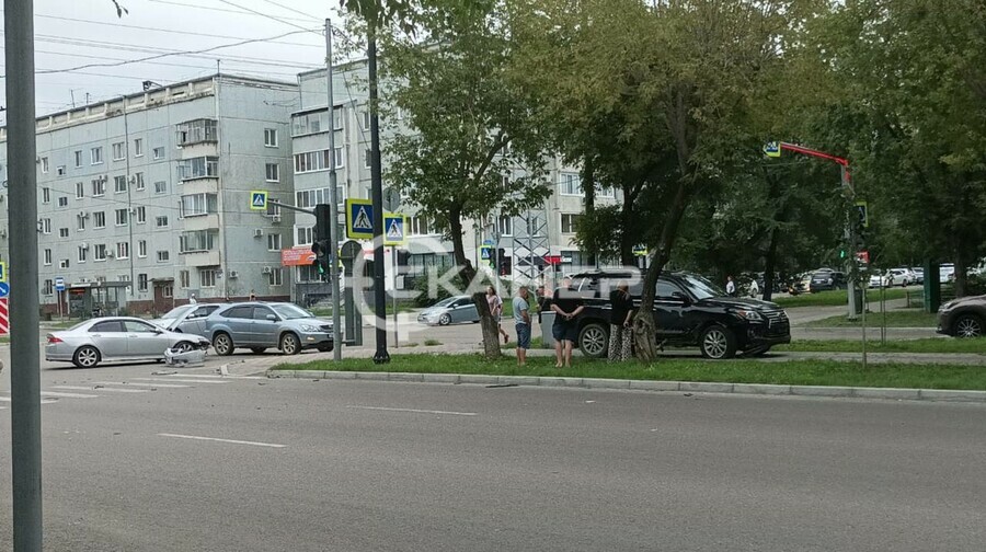 В центре Благовещенска джип вылетел на тротуар столкнувшись с другой иномаркой