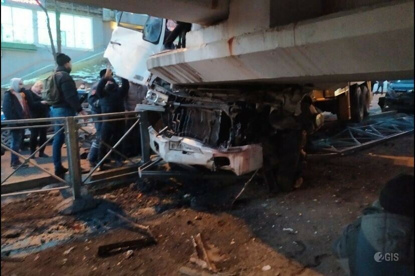 Массовая авария во Владивостоке большегруз протаранил 16 машин и пассажирский автобус есть жертвы видео
