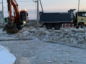 В селе Чигири Амурской области в режиме ЧС начали убирать наледь с центральных улиц видео