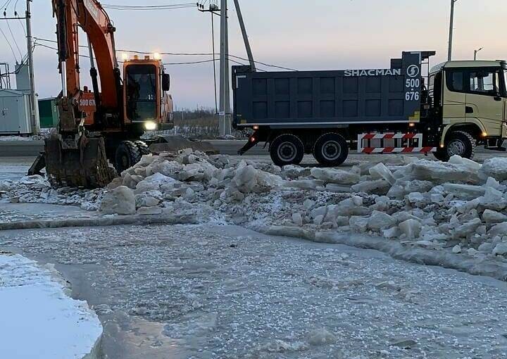 В селе Чигири Амурской области в режиме ЧС начали убирать наледь с центральных улиц видео