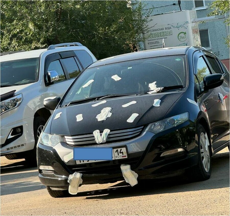 В Благовещенске автомобиль заклеили средствами гигиены