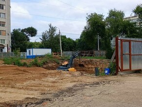 На месте где суд запретил строить элитную высотку в Благовещенске снова работает техника фото видео
