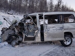 По дороге из Якутии в Благовещенск  разбился микроавтобус Есть погибший фото