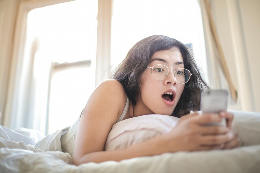 Эксперт рассказал можно ли держать смартфон около себя во время сна 