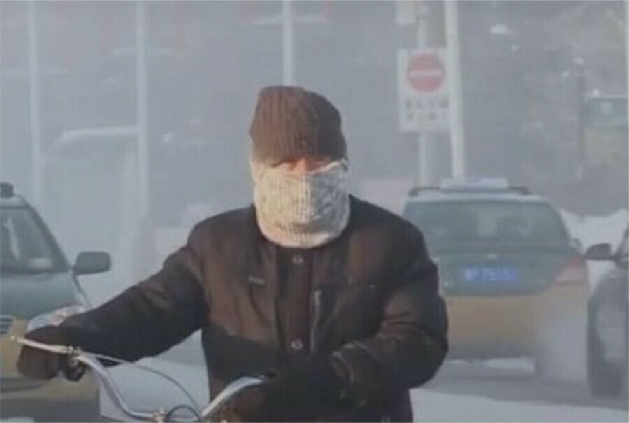 В трех свитерах и ватных штанах в китайском уезде напротив Сковородинского района Приамурья сильно похолодало фото