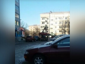 Битва за парковку в одном из дворов Благовещенска машину увез эвакуатор видео