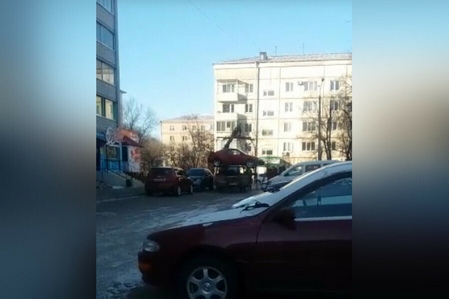Битва за парковку в одном из дворов Благовещенска машину увез эвакуатор видео