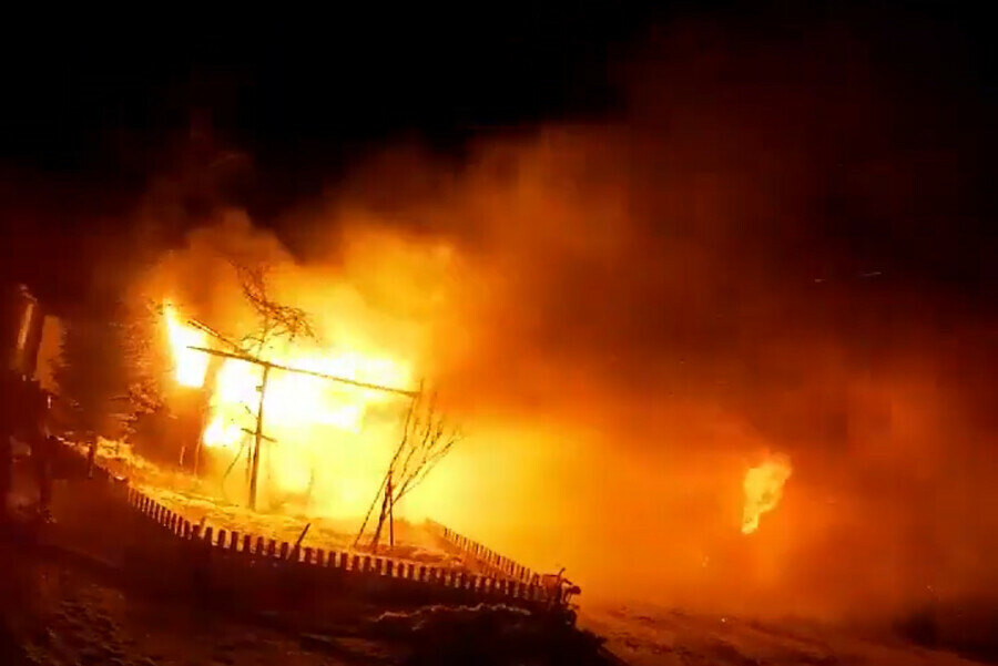 В Приамурье огнеборцам пришлось экстренно выносить из горящего дома газовые баллоны