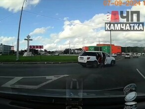 Ребенок выпал на ходу из машины на круговой развязке