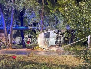 Ночью в Благовещенске пьяный водитель слетел с дороги помощь понадобилась пассажиру видео