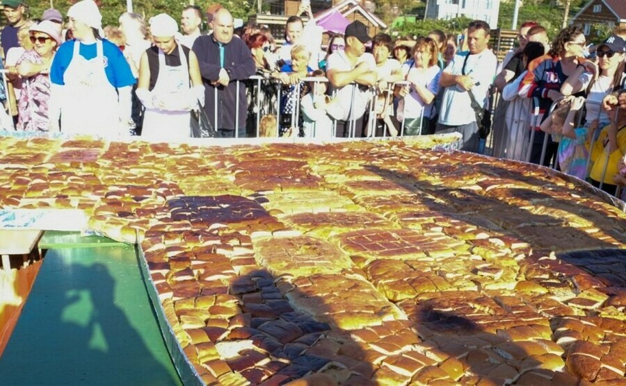 Огромный рыбный пирог в форме сивуча испекли на Дальнем Востоке