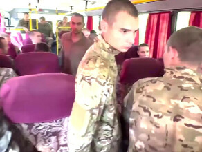 Появились кадры обмена 103 военных попавших в украинский плен в Курской области