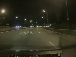Женщина на ходу выпрыгнула из такси видео