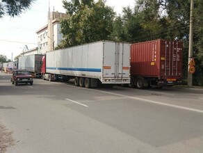 Как мне дальше ехать водители автобусов показали как один из районов Благовещенска заставлен фурами фото видео