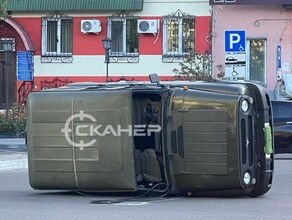 Уазик от удара перевернулся в центре Благовещенска фото