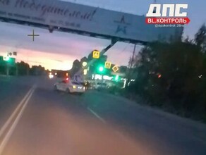 Соцсети в Благовещенске на дорогу упала рекламная растяжка