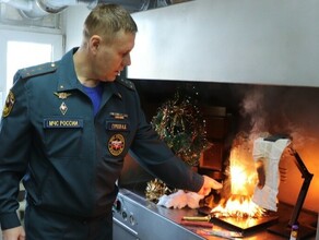 В МЧС специалисты поджигали занавески и елку Зачем видео