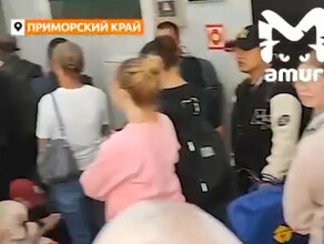 Туристов возмутил тщательный осмотр сумок в душном помещении таможни в Приморье