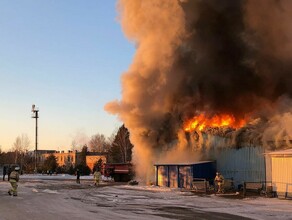 В Благовещенске горит здание аэропорта фото видео