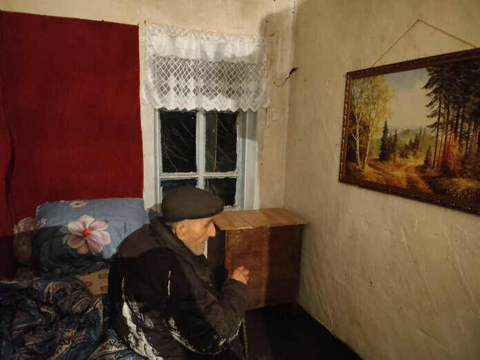 В Амурской области поисковики отремонтировали дом престарелому дедушке который жил в нечеловеческих условиях