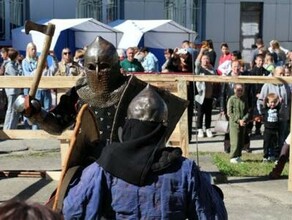 В Зее любители Средневековья показали бои ремёсла и раскрыли секрет поддержания огня