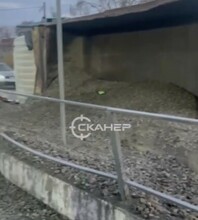 В Чигирях перевернулся самосвал и засыпал камнями припаркованные авто фото видео