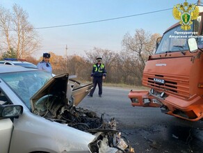 Маленький ребенок и женщина ранены при столкновении КамАЗа и Toyota в Амурской области