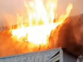 В Зее  тушат сильный пожар в магазине видео