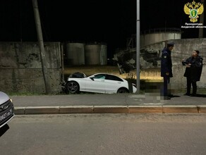 В Амурской области Mercedes ночью на скорости въехал в бетонную стену