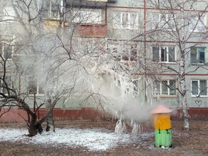 В микрорайонах Благовещенска продолжает парить из люков Когда это закончится фото