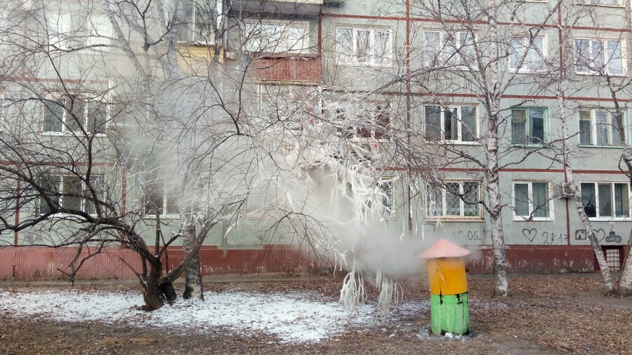 В микрорайонах Благовещенска продолжает парить из люков Когда это закончится фото