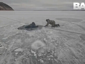 Держись держись На Дальнем Востоке спасли рыбака провалившегося под лёд видео