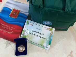 Новорожденных в России начнут выписывать в одежде с триколором