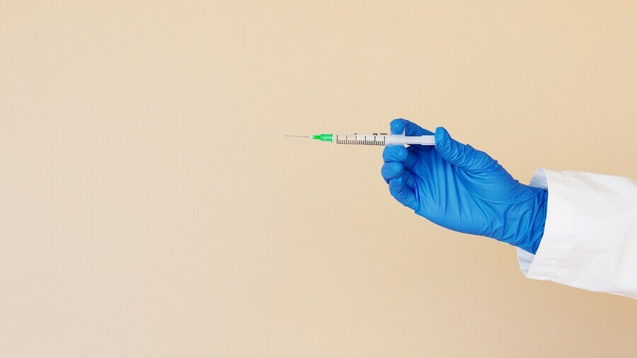 Со следующей недели в России может начаться массовая вакцинация от COVID19 пожилых 
