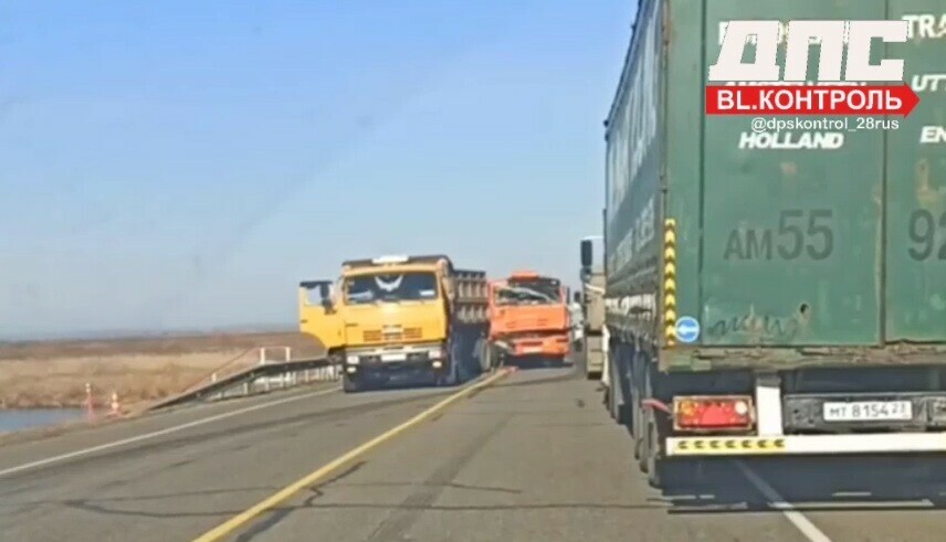 Два тяжеловеса жестко столкнулись на трассе Благовещенск  Белогорск 
