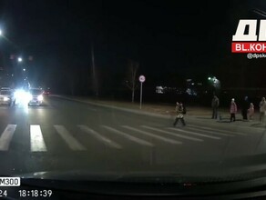 Ребенка никто не задержал В Благовещенске обсуждают видео где школьник переходит дорогу на красный