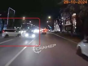 Момент столкновения двух иномарок и пассажирского автобуса в Благовещенске попал на видео